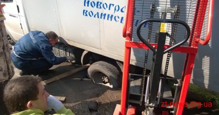 У Житомирі асфальт на тротуарі провалився разом з автомобілем "Газель"