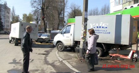 У Житомирі асфальт на тротуарі провалився разом з автомобілем "Газель"