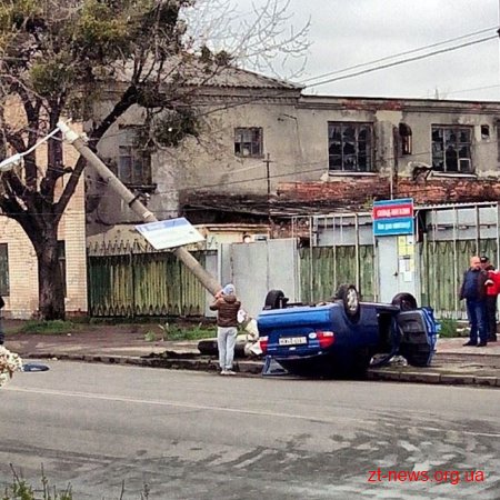 У Житомирі автомобіль "Шевроле" збив стовб