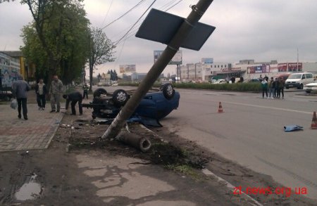У Житомирі автомобіль "Шевроле" збив стовб
