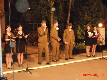 У театралізованій постановці юні рятувальники відтворили долі Героїв Чорнобиля та запалили сотні свічок пам’яті
