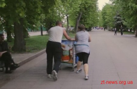 У Житомирі продавчиня і вантажник «евакуювали» точку сезонної торгівлі
