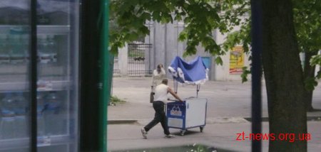 У Житомирі продавчиня і вантажник «евакуювали» точку сезонної торгівлі
