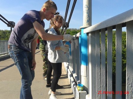 У Житомирі Активісти пофарбували міст в парку у національні кольори