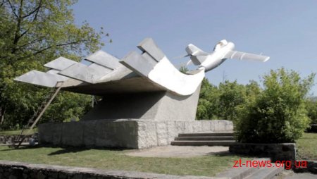 У Житомирі пофарбували літак у сквері імені 30-річчя Перемоги