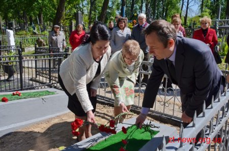 В Житомирі на цвинтарях та військових похованнях пройшли меморіальні акції