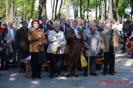 В Житомирі на цвинтарях та військових похованнях пройшли меморіальні акції