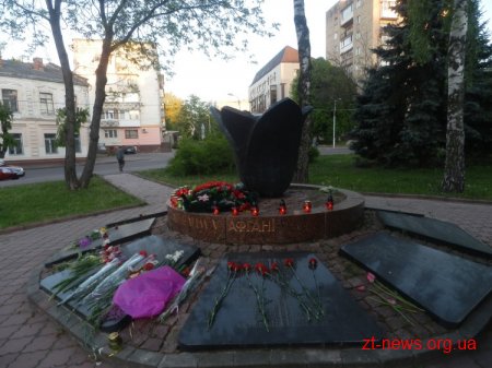 Житомирські афганці зібралися поруч з Монументом Слави й запалили факели