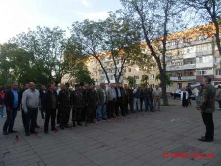 Житомирські афганці зібралися поруч з Монументом Слави й запалили факели