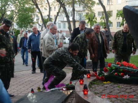 Житомирські афганці зібралися поруч з Монументом Слави й запалили факели