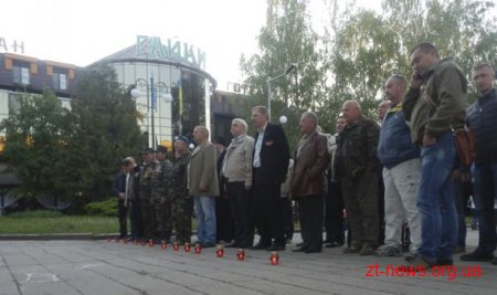 Житомирські афганці зібралися поруч з Монументом Слави й запалили факели