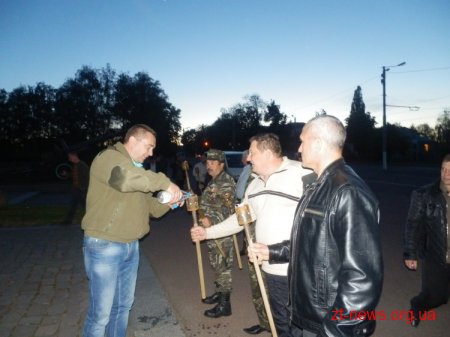 Житомирські афганці зібралися поруч з Монументом Слави й запалили факели