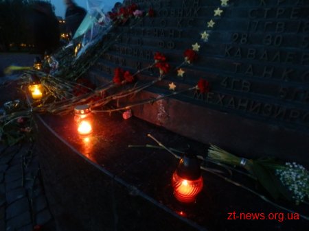 Житомирські афганці зібралися поруч з Монументом Слави й запалили факели