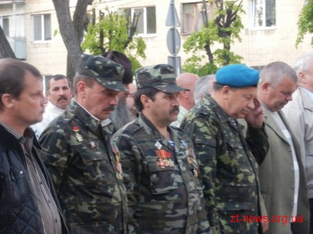 Житомирські афганці зібралися поруч з Монументом Слави й запалили факели