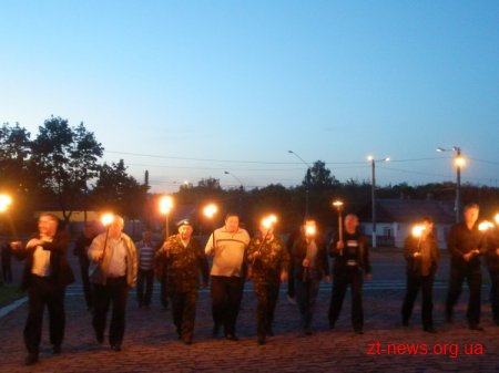 Житомирські афганці зібралися поруч з Монументом Слави й запалили факели