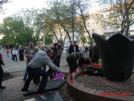 Житомирські афганці зібралися поруч з Монументом Слави й запалили факели