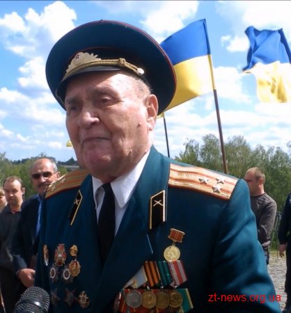 У Житомирі ветеранів, які прийшли, щоб вшанувати своїх бойових товаришів, зустрічали оплесками