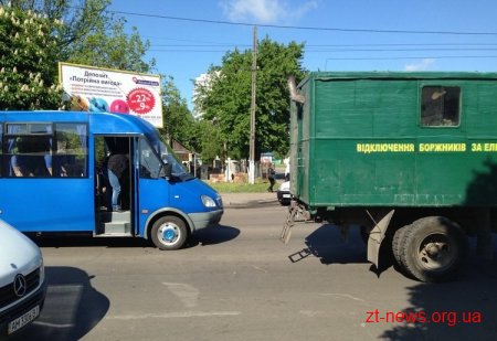 У Житомирі маршрутка наздогнала вантажний автомобіль