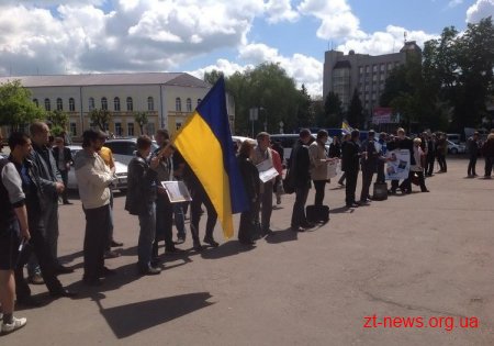Активісти пікетують Житомирську облдержадміністрацію через кадрові призначення