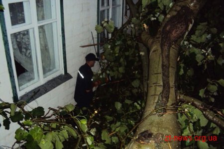 Рятувальники ліквідовують наслідки вчорашньої негоди