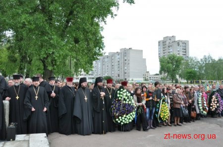 Девіз загиблих військовослужбовців 95-ї окремої аеромобільної бригади - «Ніхто, крім нас»