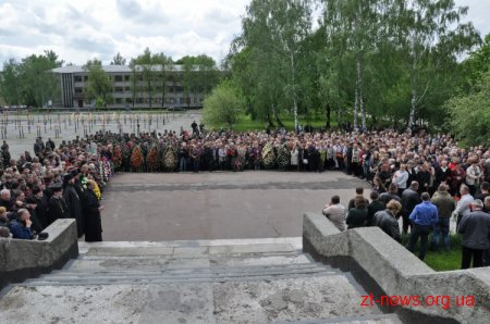 Девіз загиблих військовослужбовців 95-ї окремої аеромобільної бригади - «Ніхто, крім нас»