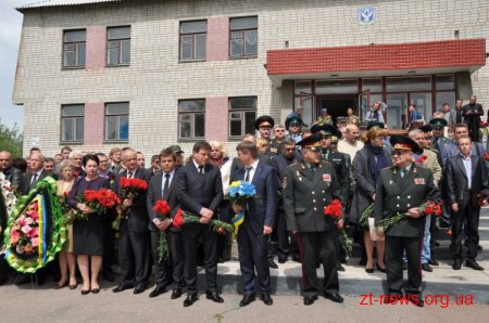 Девіз загиблих військовослужбовців 95-ї окремої аеромобільної бригади - «Ніхто, крім нас»
