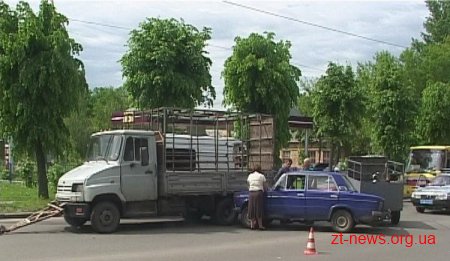 У Бердичеві ЗІЛ підім'яв Жигулі