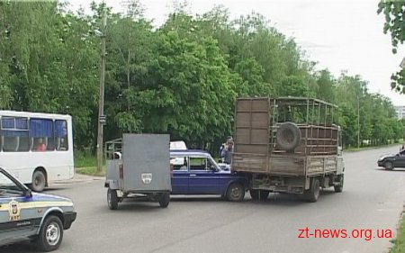 У Бердичеві ЗІЛ підім'яв Жигулі