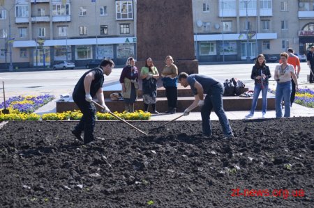 Житомиряни озеленили місто на 5 тисяч квітів