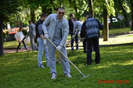 Житомиряни озеленили місто на 5 тисяч квітів