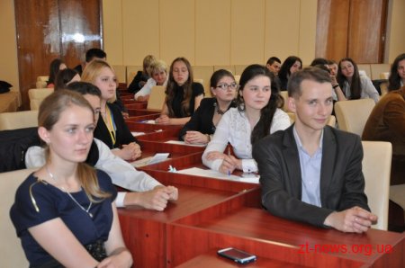 50 молодих житомирян обговорювали загальноєвропейські проблеми, спілкуючись виключно англійською