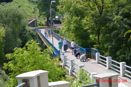 Пішохідний міст у Коростені пофарбували у національні кольори