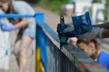 Пішохідний міст у Коростені пофарбували у національні кольори
