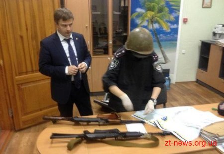 З людьми, які знаходяться в будівлі БТІ ведуть переговори губернатор і начальник обласної міліції