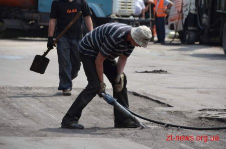 У Житомирі на вулиці Домбровського розпочали капітальний ремонт асфальтного покриття
