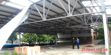 У Житомирі активісти повалили паркан на будівництві АТБ