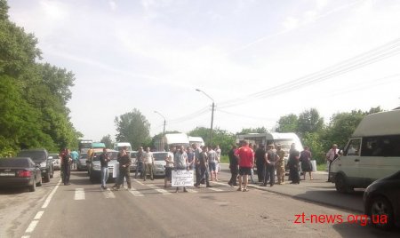 Поблизу Бердичева активісти знову перекрили дорогу