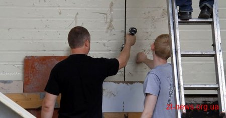 У Житомирі активісти продовжують розбирати недобудований супермаркет АТБ