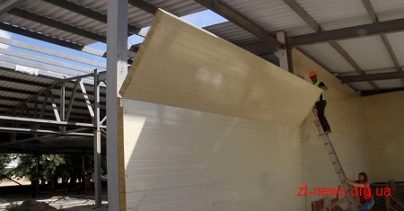 У Житомирі активісти продовжують розбирати недобудований супермаркет АТБ