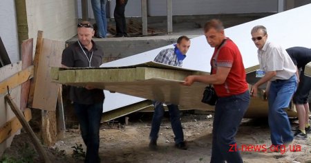 У Житомирі активісти продовжують розбирати недобудований супермаркет АТБ