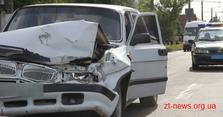 У Житомирі "Волга" наздогнала позашляховик депутата міськради