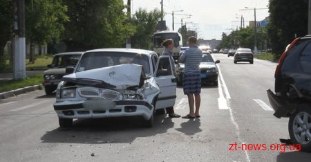 У Житомирі "Волга" наздогнала позашляховик депутата міськради