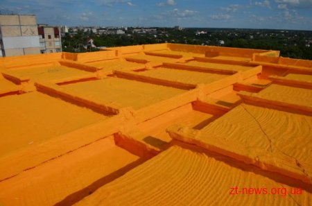 У Житомирі дах 9-поверхівки покривають довговічним матеріалом – пінополіуретаном