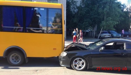 У Житомирі легковик наздогнав маршрутку