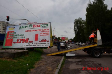 У Житомирі продовжують демонтовувати несанкціоновану рекламу