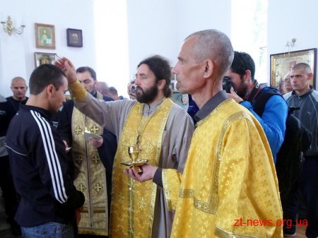 Виправні колонії Житомирської області відвідали священнослужителі УПЦ, які привезли з собою мощі святого Миколая Чудотворця