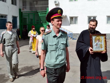 Виправні колонії Житомирської області відвідали священнослужителі УПЦ, які привезли з собою мощі святого Миколая Чудотворця