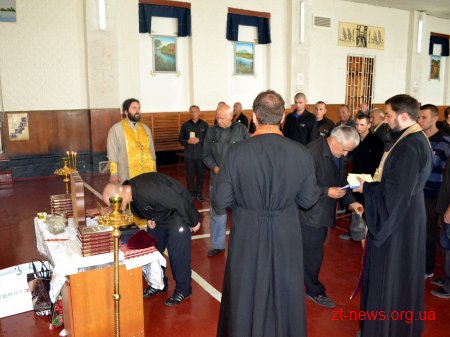 Виправні колонії Житомирської області відвідали священнослужителі УПЦ, які привезли з собою мощі святого Миколая Чудотворця