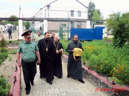 Виправні колонії Житомирської області відвідали священнослужителі УПЦ, які привезли з собою мощі святого Миколая Чудотворця